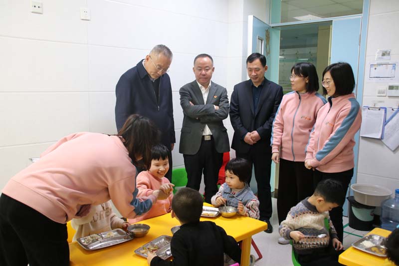 2023年4月6日，高新區(qū)管委會四級調(diào)研員尤偉生（左一）在高新區(qū)民政衛(wèi)生工作辦公室主任聶振興（左三)陪同下蒞臨兒童早期發(fā)展部看望指導工作.jpg