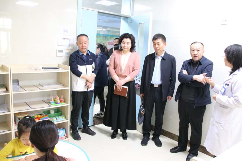 2024年4月23日，省紀(jì)委監(jiān)委派駐莒南縣洙邊鎮(zhèn)第一書記、省紀(jì)委監(jiān)委駐省工業(yè)和信息化廳紀(jì)檢監(jiān)察組副組長、一級調(diào)研員孫寬亮（右三），莒南縣洙邊鎮(zhèn)衛(wèi)生院院長羅永桂（右二）等一行蒞臨兒童早期發(fā)展部參觀指導(dǎo)工作.jpg