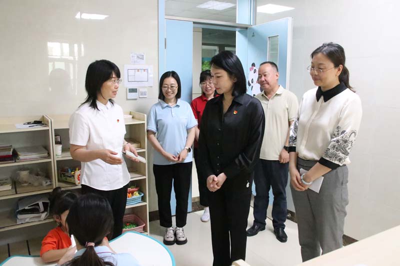 2024年6月26日，高新區(qū)黨工委副書(shū)記、管委會(huì)副主任劉春晨（前中）在院長(zhǎng)丁育紅的陪同下蒞臨兒童早期發(fā)展部參觀指導(dǎo)工作.jpg